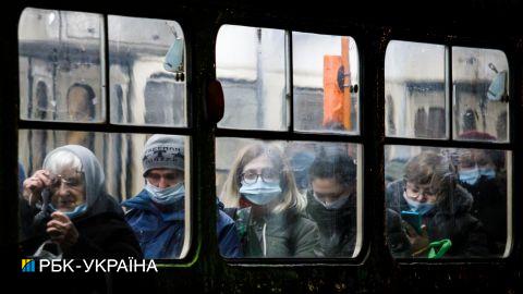 Снес ограждение и выехал на дорогу. В Харькове трамвай попал в ДТП, есть пострадавшие