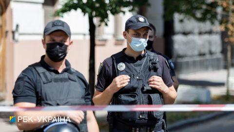 В центре Киева мужчина с пистолетом на авто прорывался на репетицию парада (видео)