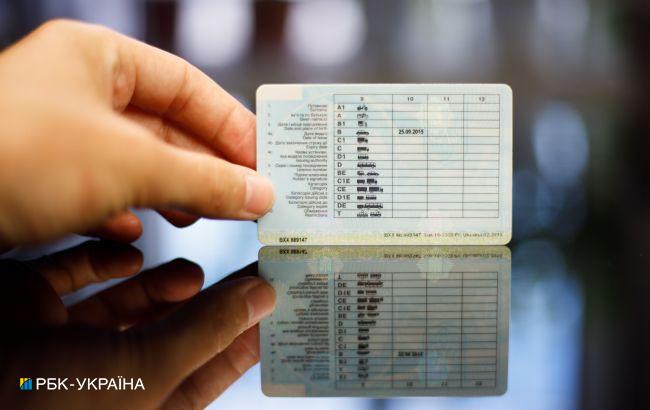 В Україні спростили видачу водійських прав переселенцям без прописки