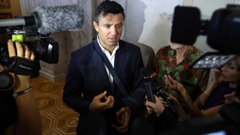 Прятался за "колонной Добкина": Тищенко "засекли" в Раде за странными занятиями