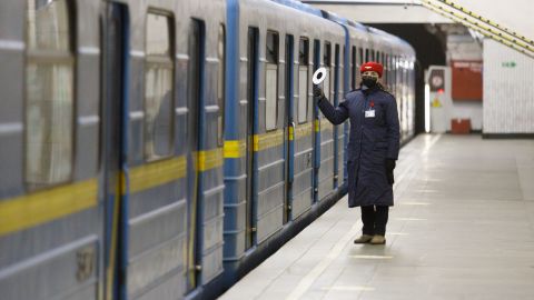 У розпал карантину в метро Києва пробралися підлітки: їх витівка шокує