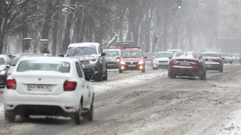 Снегопады в Украине: в шести областях ограничили движение грузовиков