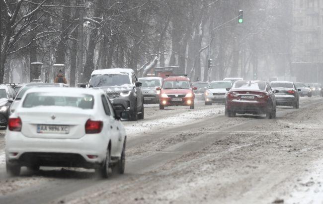 Снігопади в Україні: у шести областях обмежили рух вантажівок
