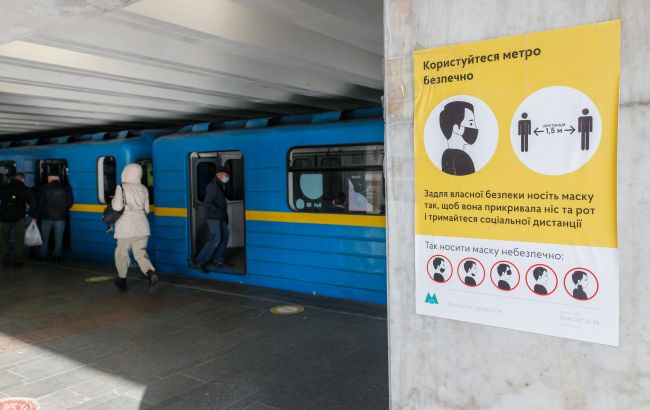 В метро Киева забыли о карантине: что творится в подземке