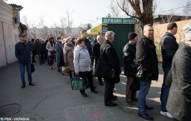 Мінсоцполітики просить пенсіонерів не створювати черги при сплаті за комуналку
