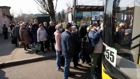 В Киеве запустили больше транспорта: все маршруты и графики