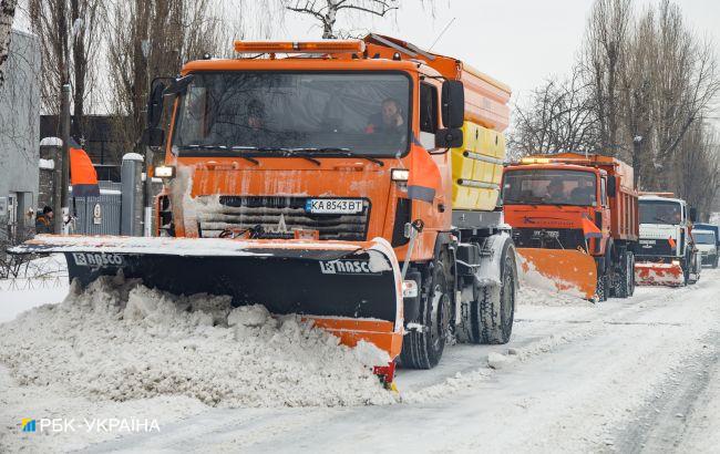Киев засыпает снегом. Въезд в столицу ограничат для грузовиков