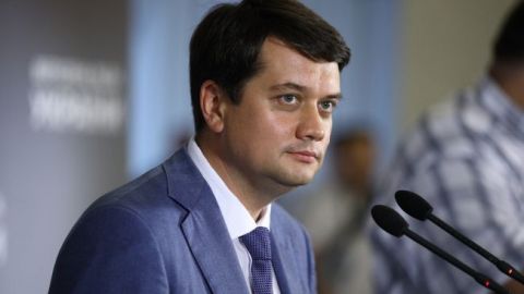 Суд просят запретить Разумкову подписывать закон о рынке земли