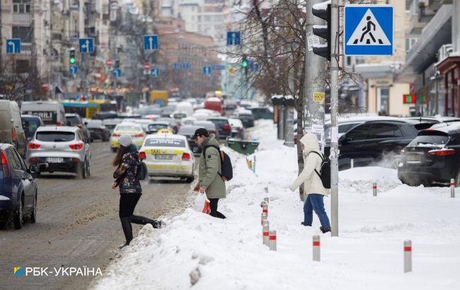 Шквальний вітер та мокрий сніг: де сьогодні в Україні чекати негоди