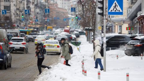 Ситуация на дорогах Киева: тротуары не чищены, транспорт опаздывает, люди жалуются