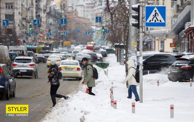 Ситуация на дорогах Киева: тротуары не чищены, транспорт опаздывает, люди жалуются