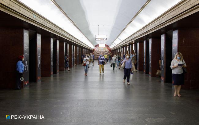 Метро в Києві відновило роботу після падіння пасажира під поїзд