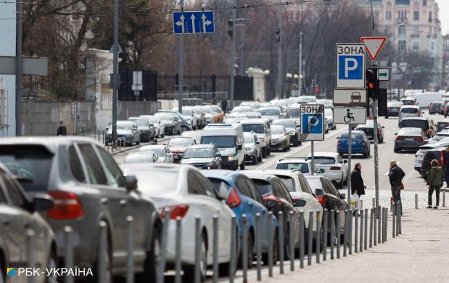 У Києві повернули платне паркування для автомобілів: тарифи