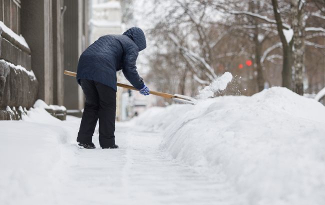 В Ровно из-за снегопадов и мороза на два дня закрыли школы
