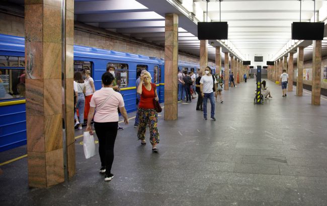 Две станции метро в центре Киева закрыли после звонка о минировании