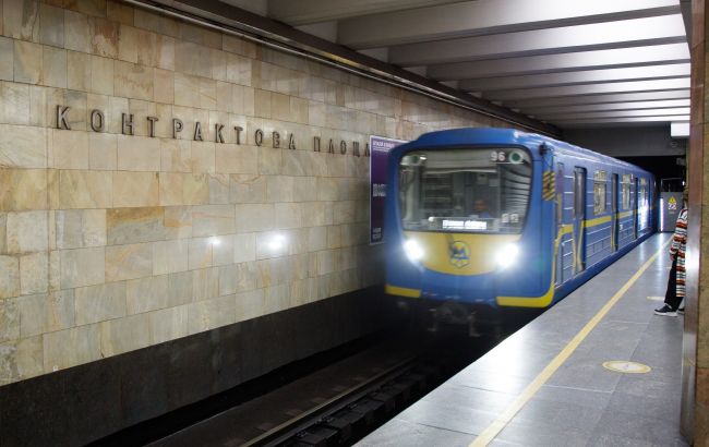 НП у київській підземці: потяги зупинилися через зацепера