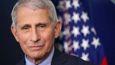 Заразность "Омикрона" нейтрализует плюсы от снижения тяжести болезни, - главный инфекционист США