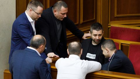 Настирливий друг: як "Слугу народу" затягують у нову коаліцію