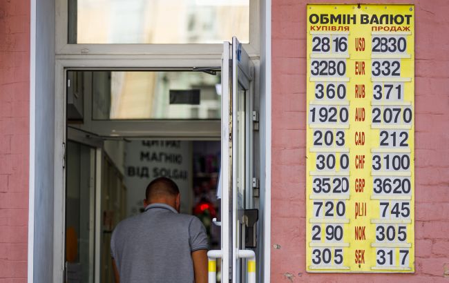 Українці скоротили продаж валюти банкам