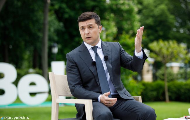 Рішення Зеленського закрити три телеканали підтримала половина українців