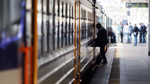 Через обстріли на Донбасі обмежили рух поїздів