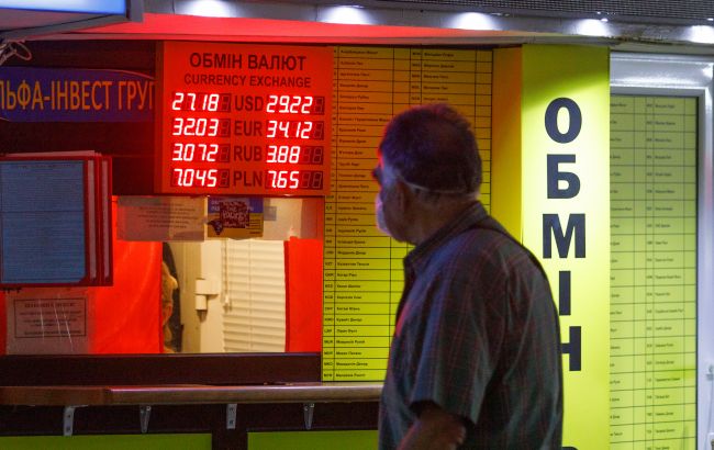 Курс гривні, тарифи, зарплати: українці озвучили очікування на 2021 рік