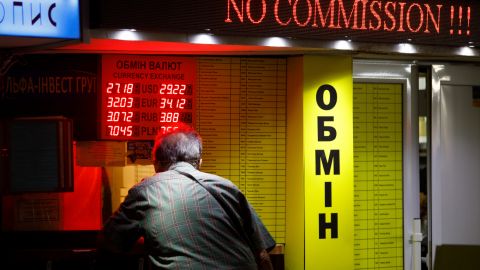 Голова Ради НБУ назвав причини девальвації гривні