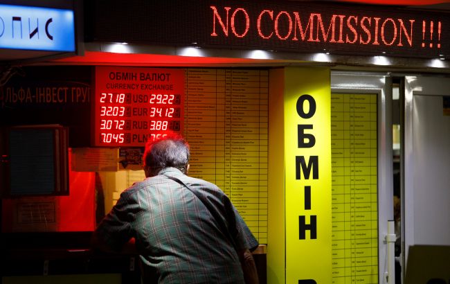 Голова Ради НБУ назвав причини девальвації гривні