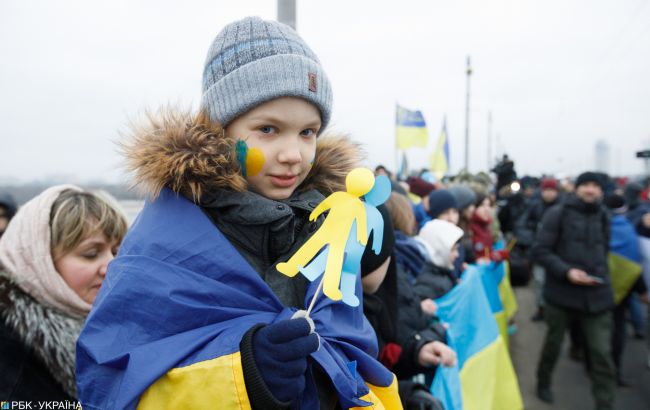 День Соборности киевские школьники отпраздновали "живой цепью" вокруг флага: яркое видео