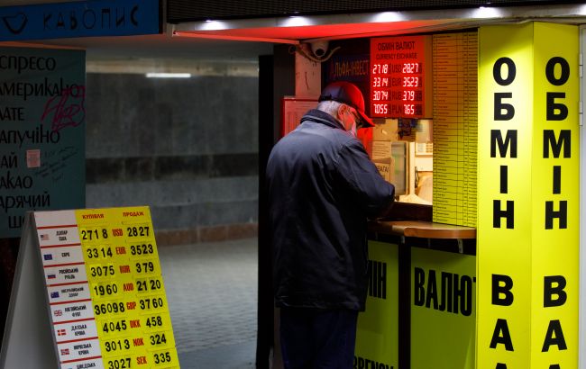 Наличный рынок: сколько украинцы продали и купили валюты за 2020 год