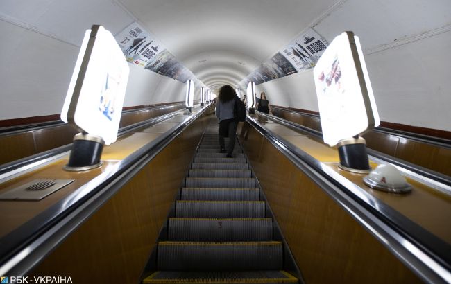 В метро Киева произошло ЧП на эскалаторе: не успела вовремя встать