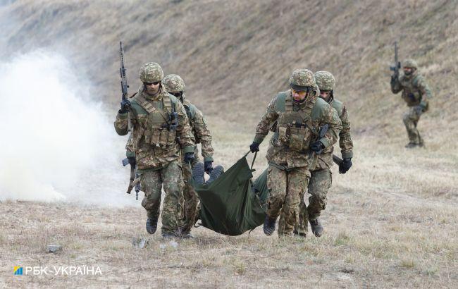 На Донбасі в результаті ворожого обстрілу важко поранені двоє військових