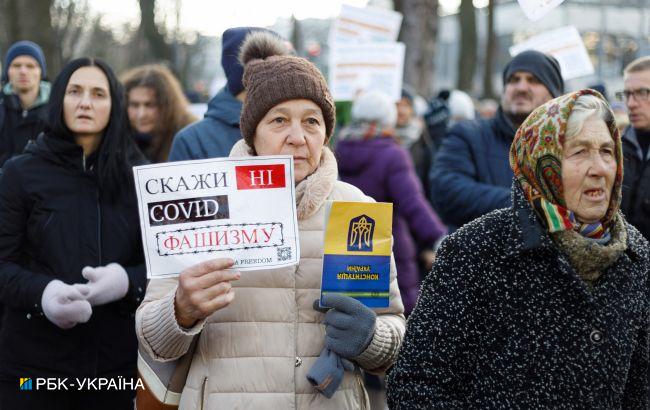 Війна з міфами. Хто стоїть за рухами "антиваксів" та як із ними борються в Україні