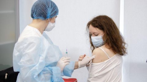 США схвалять третю дозу вакцини від коронавірусу для осіб з ослабленим імунітетом