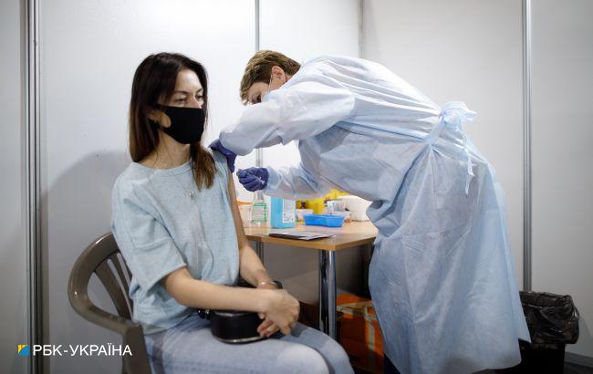 Вакцинация в Украине: еще почти 300 тысяч человек получили COVID-прививку
