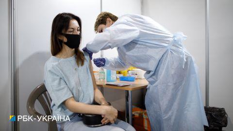 На бустерну вакцинацію від COVID можна записатися онлайн: як це зробити