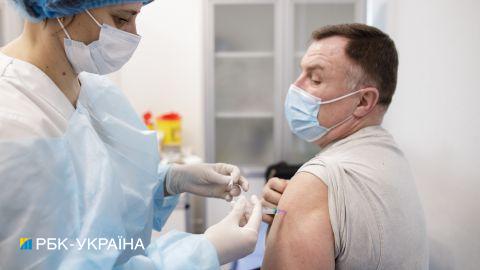 Скільки триває ефект після вакцинації: відповідь експертів