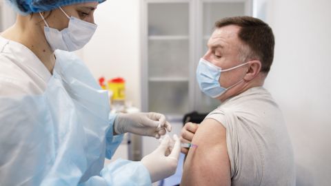 Вакцинация в Украине: прививки получили еще около 4 тысяч человек
