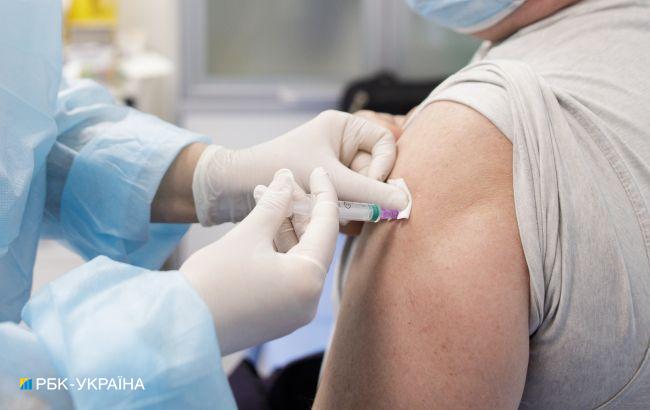 В Украине второй человек получил две дозы вакцины от COVID, всего привили более 200 тысяч