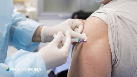 В Германии начали прививать третьей дозой COVID-вакцины