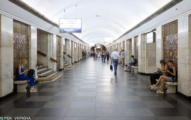 Центральні станції метро Києва досі закриті: спостерігається тиснява