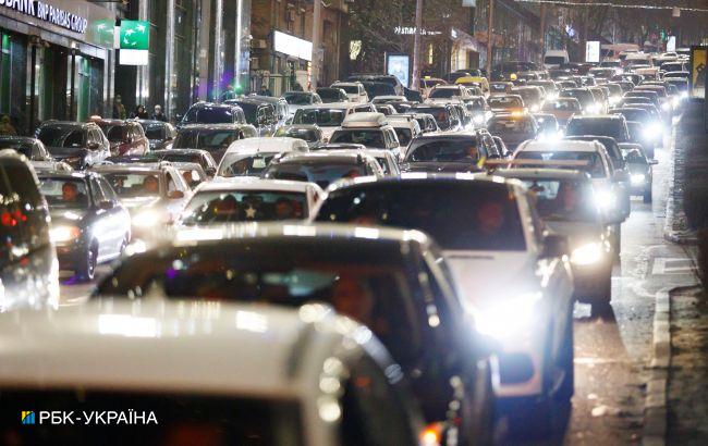 В Киеве во время движения загорелось авто: реакция других водителей удивляет (видео)