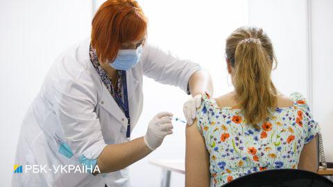Ще на чотирьох залізничних вокзалах в Україні відкрили пункти вакцинації від COVID