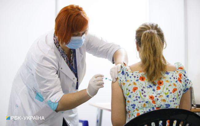 Сколько украинцев младше 18 лет вакцинировали от COVID: статистика СНБО