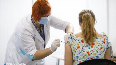 Греция сократила срок бустерной прививки от COVID до каждых 3 месяцев