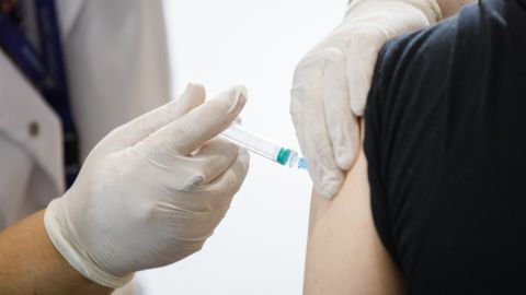 Когда не стоит делать прививку от COVID-19: врач назвал важное условие