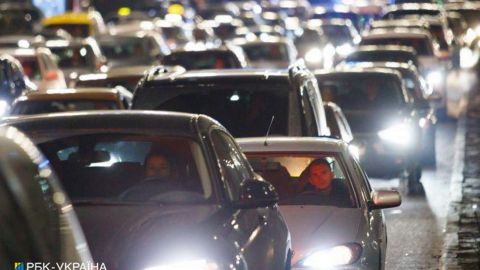 Снег и ДТП на дорогах: в Киеве вечером образовались пробки