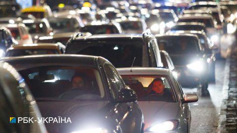 Снег накрыл Киев. Образовались пробки на дорогах: где именно