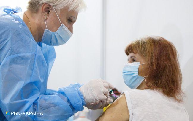 Какую вакцинацию сейчас обязательно пройти украинцам: советы Минздрава