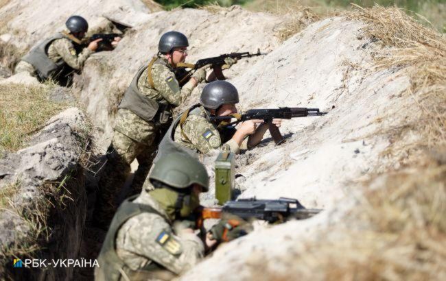 Боевики усилили обстрелы на Донбассе, ранен военный